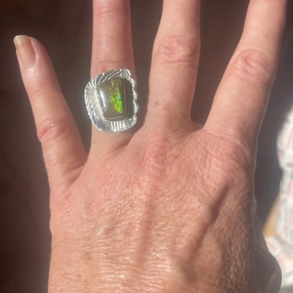 Navajo Handmade; Canadian Ammolite & 925 Silver Ring - Picture 4 of 5